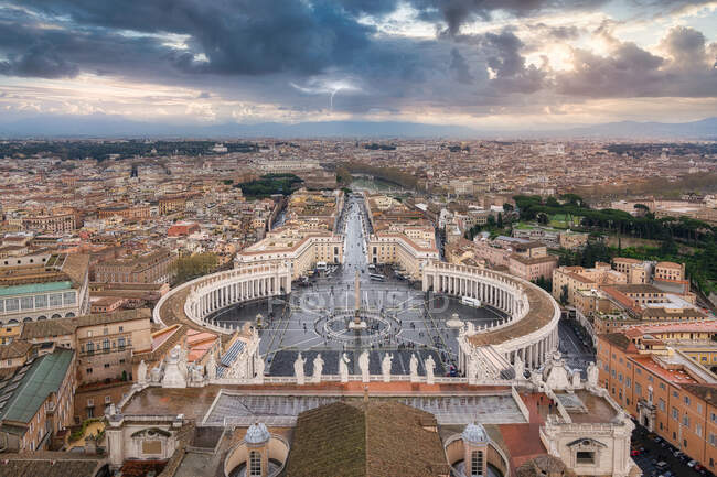 Desde lo alto de majestuoso paisaje de la Plaza de San Pedro con edificios antiguos en el Vaticano - foto de stock