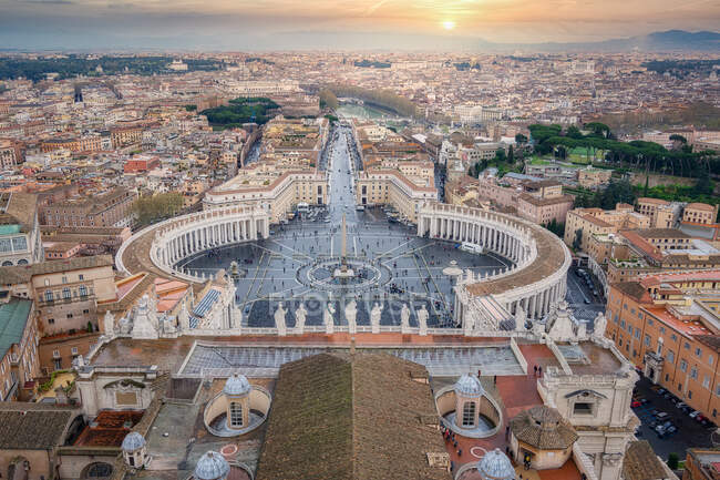 Desde lo alto de majestuoso paisaje de la Plaza de San Pedro con edificios antiguos en el Vaticano - foto de stock