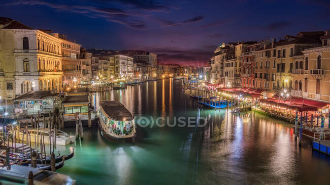 Vista panorâmica do Grande Canal entre edifícios residenciais antigos sob céu noturno em Veneza — Fotografia de Stock