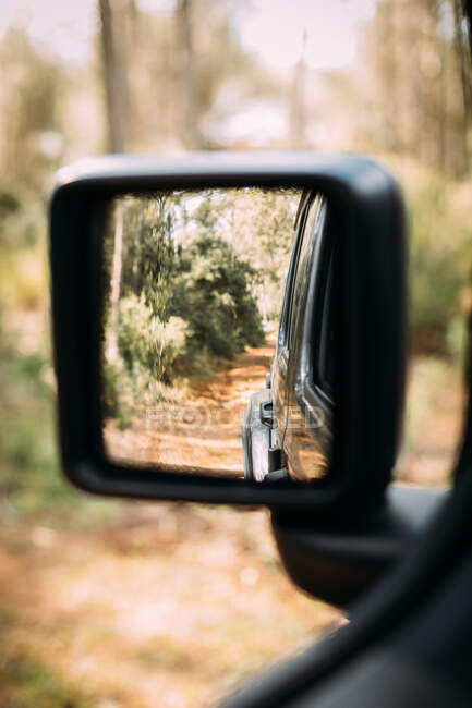 Vista posteriore di un'auto fuoristrada che attraversa una strada di montagna — Foto stock