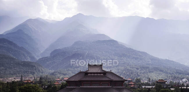 Parte do telhado curvo do antigo templo budista localizado nas montanhas em Yunnan — Fotografia de Stock
