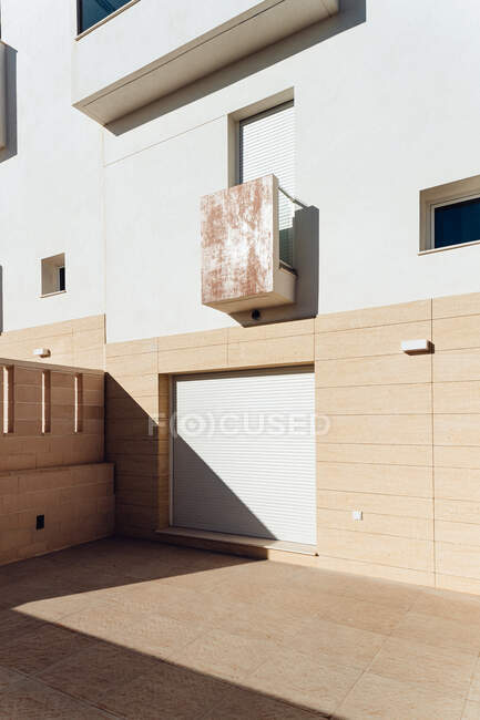 Сучасна кладка зовнішньої будівлі з відтінком на стіні в сонячний день — стокове фото