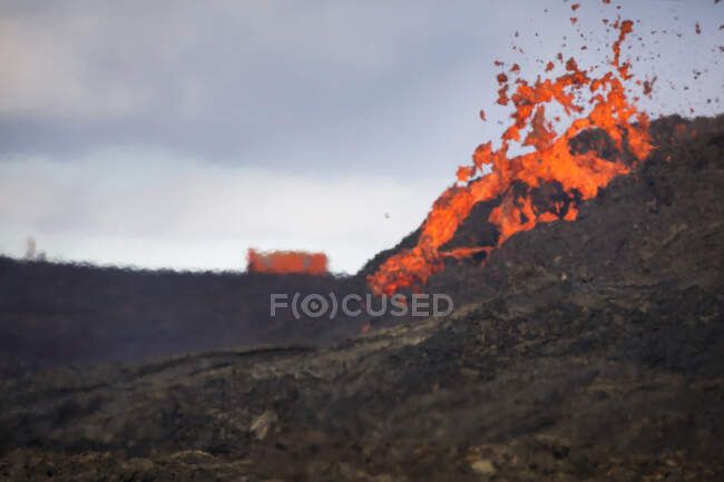 Вулкан Fagradalsfjall вивергається в Ісландії між хмарами диму. — стокове фото