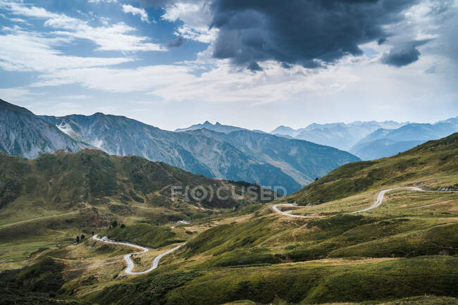 Paesaggio della valle di Aran con maestose colline verdi e cielo grigio scuro cupo sopra — Foto stock