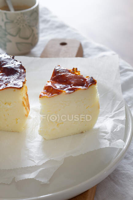 Delicious slices of baked cheesecake served on a plate — Stock Photo