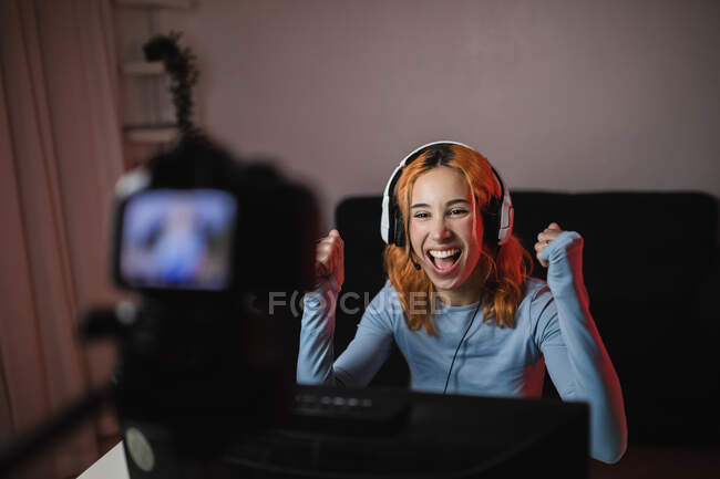 Lächelnde Gamer mit Kopfhörern, die Video mit professioneller Kamera für Social-Media-Blog aufnehmen — Stockfoto