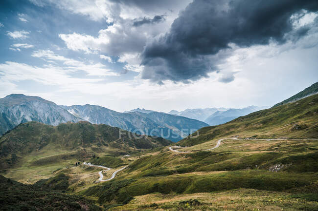 Paisagem do vale de Aran com majestosas colinas verdes e céu sombrio cinza escuro acima — Fotografia de Stock