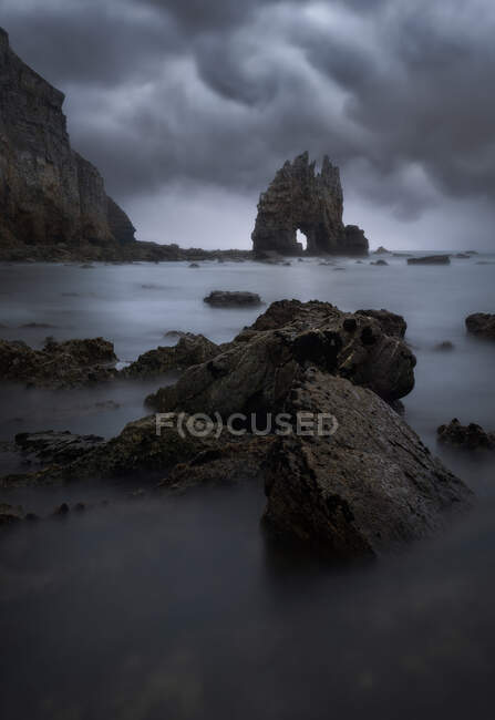 Vue magnifique sur les rochers rugueux de la plage de Portizuelo par temps nuageux dans les Asturies — Photo de stock