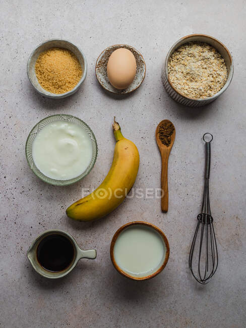 Composición de ingredientes para hacer panqueques de plátano - foto de stock