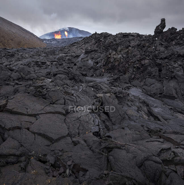 Gros plan solidifié magma rivières du volcan Fagradalsfjall en Islande par une journée nuageuse — Photo de stock