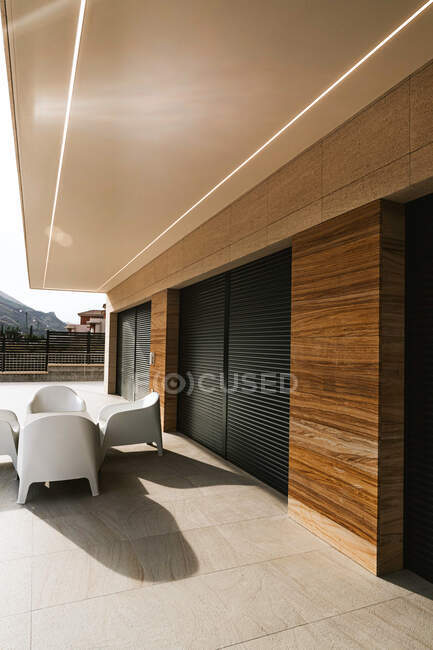 Façade de bâtiment moderne avec ornement rectangulaire sur mur en bois — Photo de stock