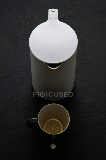 Вид зверху білий чайник разом зі склянкою — стокове фото