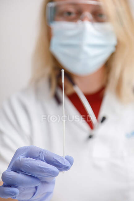 Женщина-врач готовится сделать тест на pcr — стоковое фото