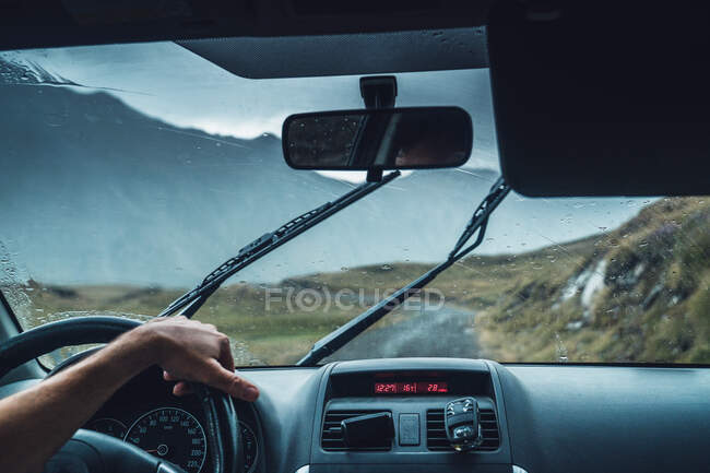 Анонимное мужское транспортное средство на пути в величественные Пиренеи во время дождя — стоковое фото