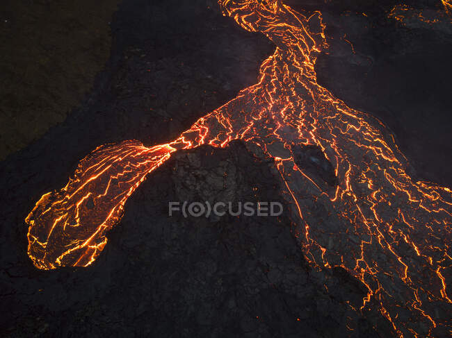De cima do magma do vulcão corre na forma de rios de lava através do chão na Islândia — Fotografia de Stock