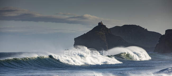 Vue pittoresque de la mer Cantabrique avec des vagues rapides contre les monts à Bakio dans la province de Gascogne en Espagne — Photo de stock