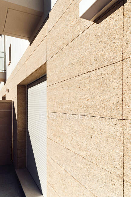 Zeitgenössisches Mauerwerk außen mit Schatten an der Wand an sonnigen Tagen — Stockfoto