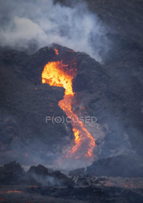 Close-up Fagradalsfjall volcano erupting in Iceland between clouds of smoke — Stock Photo