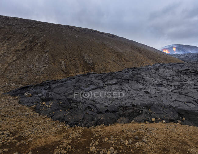 Nahaufnahme erstarrter Magmaflüsse des Vulkans Fagradalsfjall in Island an einem bewölkten Tag — Stockfoto