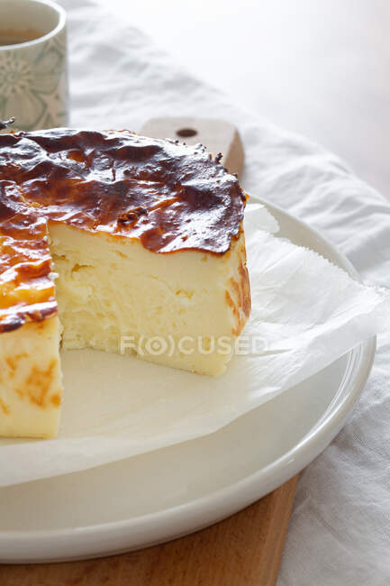 Deliziosa torta di formaggio al forno servita su un piatto — Foto stock