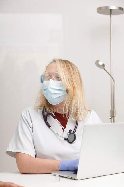 Médecine traitant une patiente dans son cabinet médical — Photo de stock