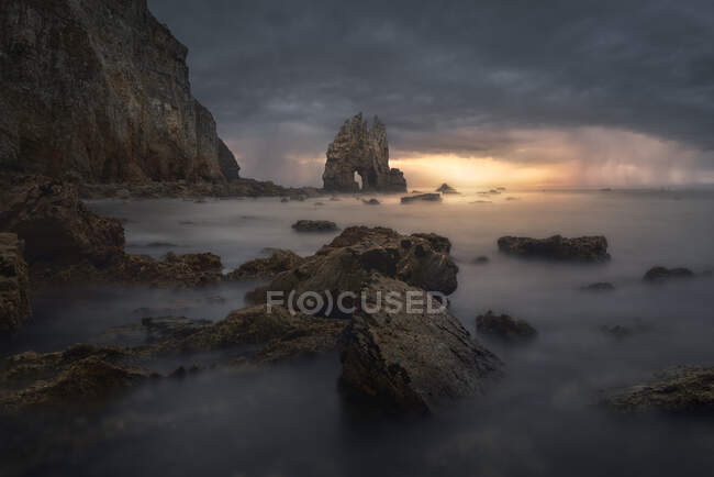 Herrlicher Blick auf raue Felsen am Strand von Portizuelo unter bewölktem Himmel an einem bewölkten Tag in Asturien — Stockfoto