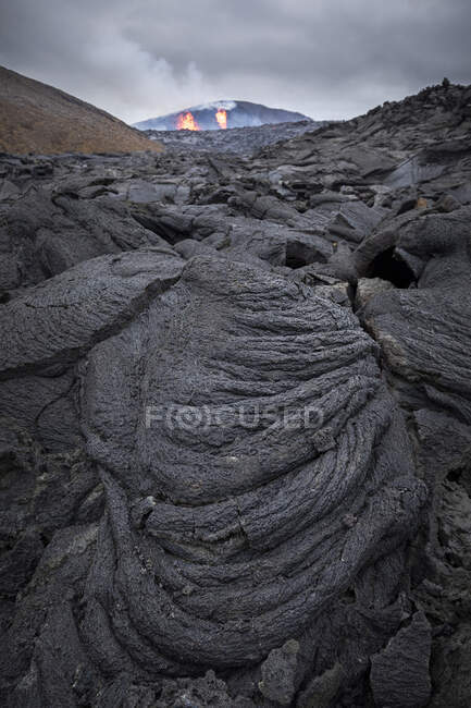 Primer plano solidificado ríos magma del volcán Fagradalsfjall en Islandia en un día nublado - foto de stock