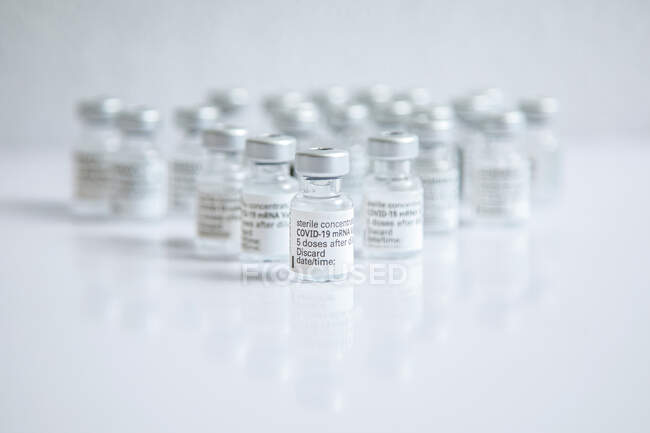 Gros plan de quelques flacons avec le vaccin contre le coronavirus sur fond blanc Gros plan de quelques flacons avec le vaccin contre le coronavirus sur fond blanc — Photo de stock