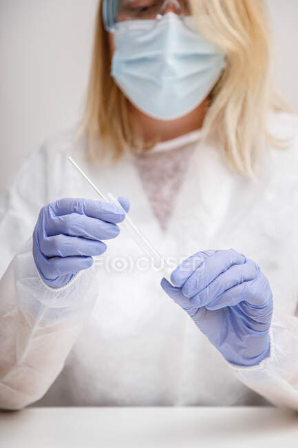 Жінка-лікар готується зробити тест pcr — стокове фото