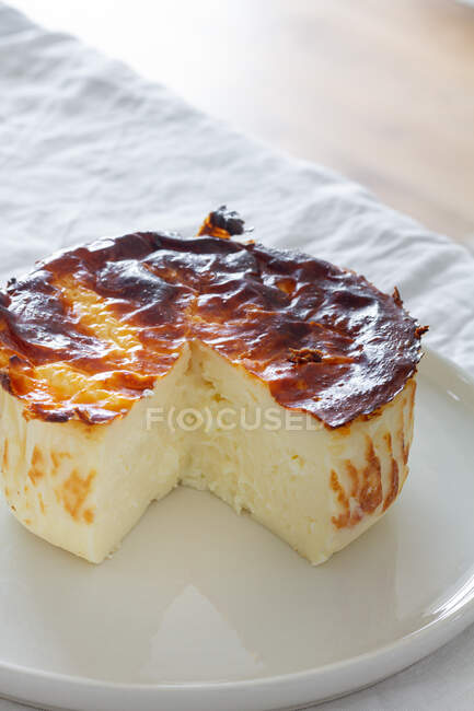 Delicious baked cheesecake served on a plate — Stock Photo
