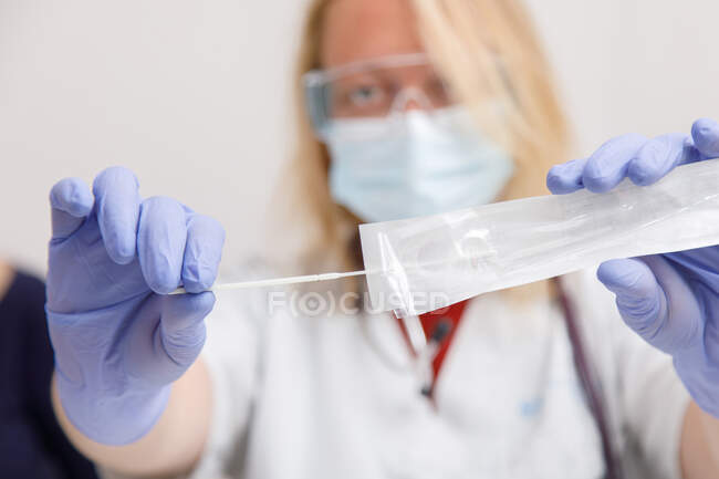 Médecin féminin se préparant à faire un test pcr — Photo de stock