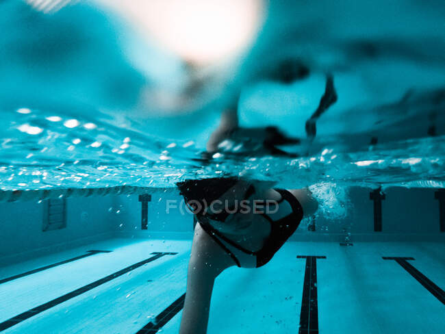 Женщина ползает в бассейне, готовится к соревнованиям — стоковое фото