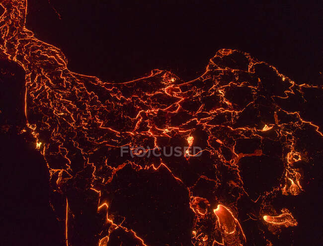З висоти магми вулкан проходить у вигляді річок лави через землю в Ісландії. — стокове фото