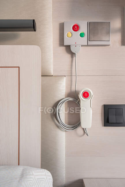 Système d'appel d'infirmière avec boutons d'urgence installés près du lit dans la salle médicale de l'hôpital — Photo de stock