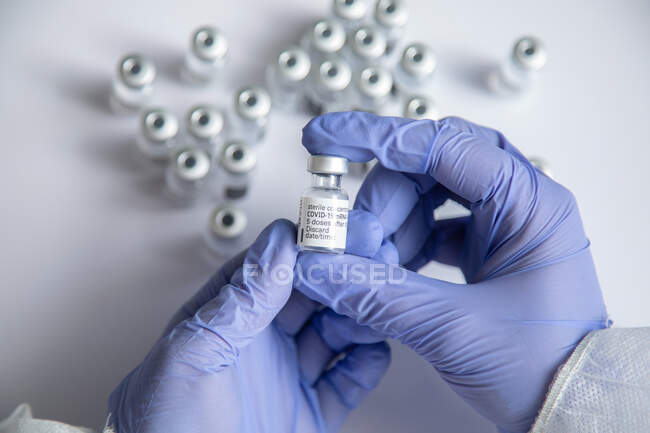 Hands of an unrecognizable female doctor holding a coronavirus vaccine vial — Stock Photo