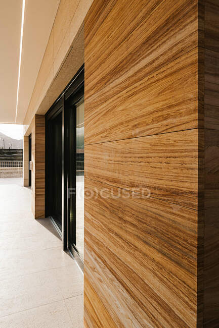 Fachada de edifício moderno com ornamento em forma retangular na parede de madeira — Fotografia de Stock
