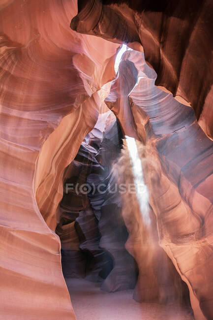 Paisagem pitoresca de canyon slot estreito e profundo iluminado pela luz do dia colocado no Antelope Canyon na América — Fotografia de Stock