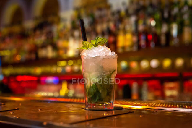 Красивий професійний коктейль мохіто, прикрашений листям м'яти в барі — стокове фото
