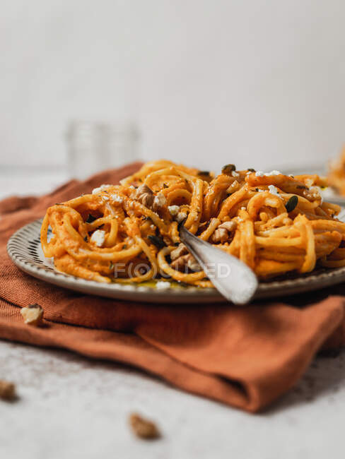 Deliziose tagliatelle di zucca con semi servite sul piatto del tavolo per pranzo — Foto stock