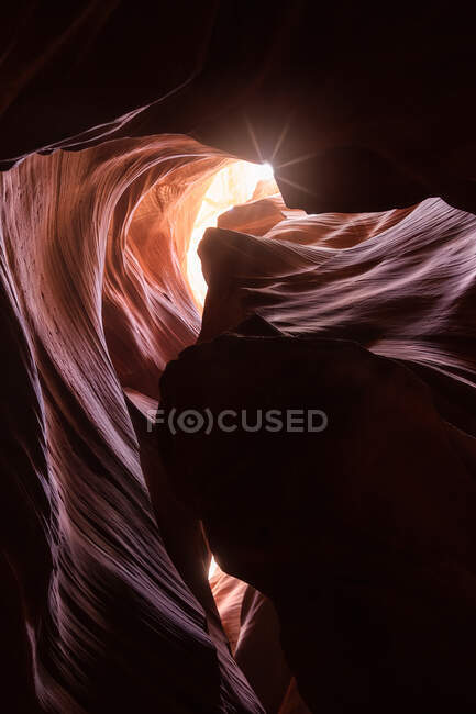 Paesaggio pittoresco di stretto e profondo canyon slot illuminato dalla luce del giorno collocato in Antelope Canyon in America — Foto stock
