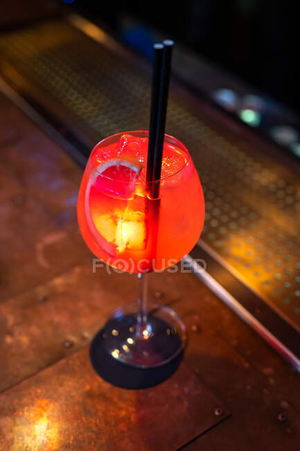 Hermoso cóctel profesional de pomelo y ginebra en el bar - foto de stock