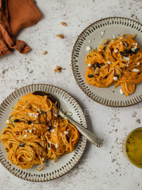 De cima de macarrão de abóbora delicioso com sementes servidas no prato da mesa para o almoço — Fotografia de Stock