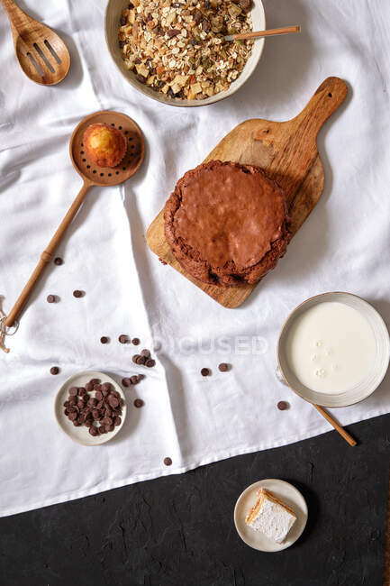 Vista dall'alto della torta brownie al cioccolato fatta in casa disposta sul tavolo con ingredienti sani assortiti — Foto stock