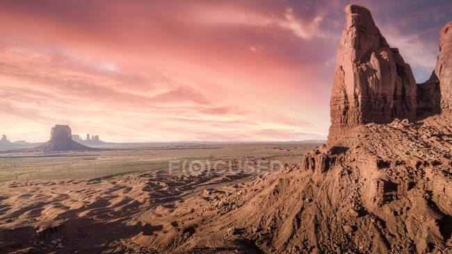 Spektakuläre Landschaft hoher Felsformationen im Monument Valley in Amerika unter farbenfrohem Himmel bei Sonnenuntergang — Stockfoto