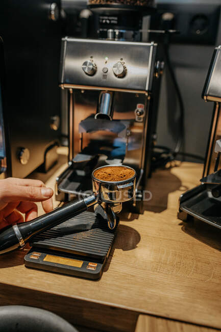 Cultiver barista méconnaissable en utilisant moulin à café tout en préparant du café frais aromatique dans le café en journée — Photo de stock
