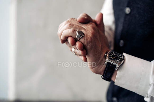 Crop entrepreneur masculin anonyme dans l'usure formelle et montre-bracelet frotter vos mains après l'application de gel désinfectant pendant la période de coronavirus — Photo de stock