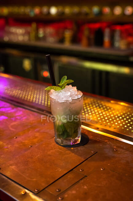 Hermoso cóctel de mojito profesional decorado con hojas de menta en el bar - foto de stock