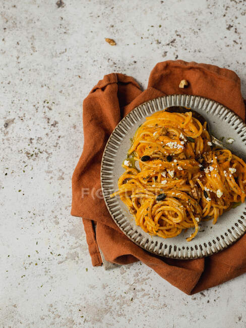 De cima de macarrão de abóbora delicioso com sementes servidas no prato da mesa para o almoço — Fotografia de Stock