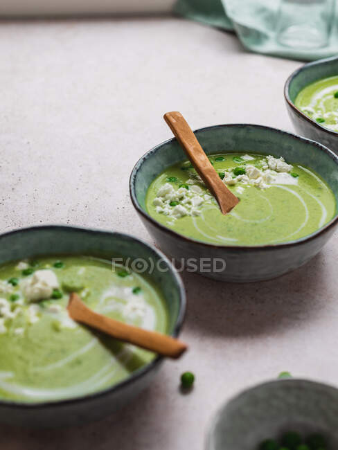 De cima de sopa de creme de ervilha deliciosa em tigelas servidas na mesa — Fotografia de Stock