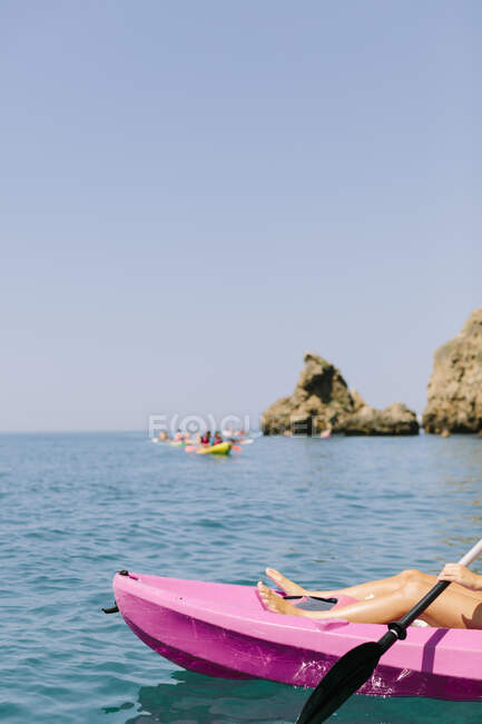 Crop anonymous traveler paddling on kayak on turquoise Rippling sea under cloudless blue sky in sunny Malaga Spagna — Foto stock